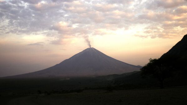 Vulcão Ol Doinyo Lengai, no norte da Tanzânia, solta fumaça, em foto tirada em 30 de agosto de 2007 - Sputnik Brasil