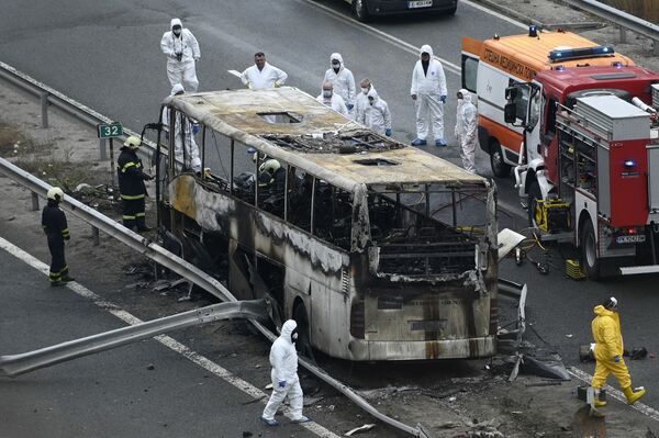 Bombeiros e equipes médicas trabalham no local do acidente de ônibus perto da vila de Bosnek, ao sul de Sófia, Bulgária, em que faleceram pelo menos 46 pessoas - Sputnik Brasil