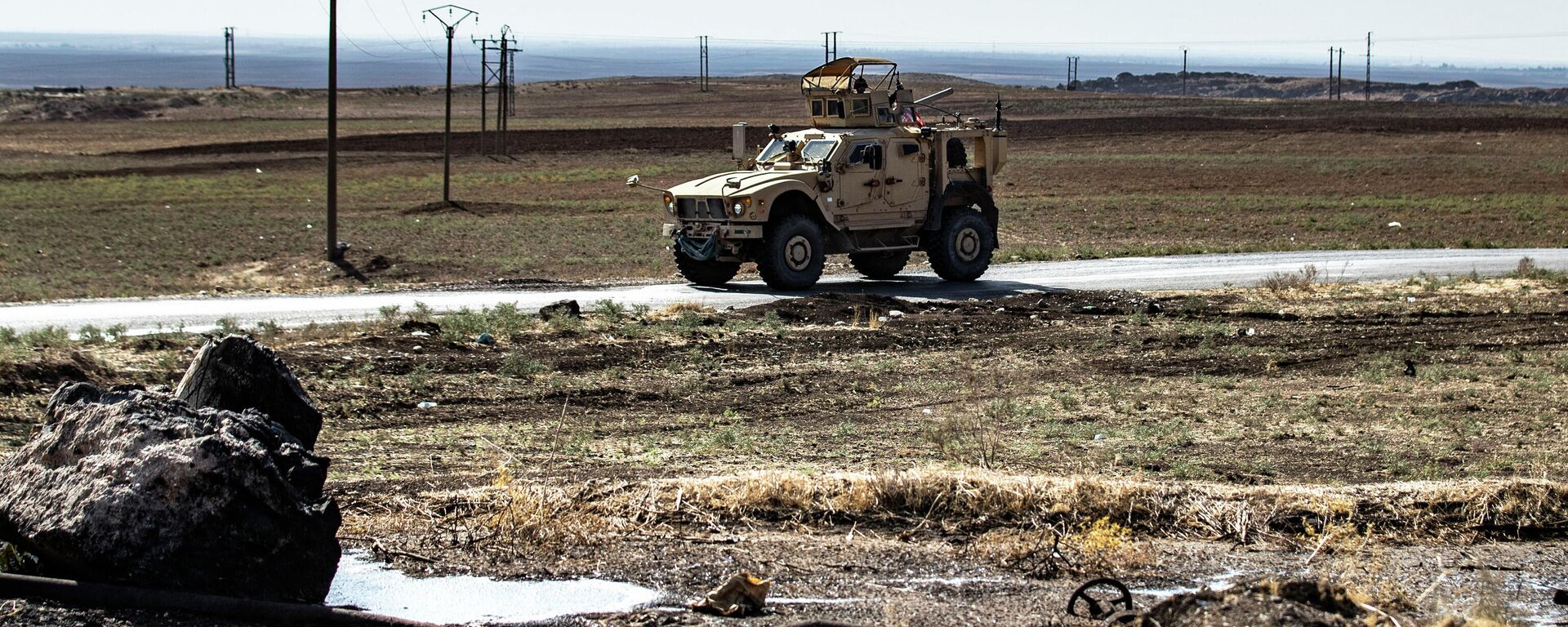 Forças dos EUA patrulham campos petrolíferos em Rmelan, na província de Al-Hasakah, na Síria, controlada por curdos, em 1º de novembro de 2021 - Sputnik Brasil, 1920, 07.12.2021