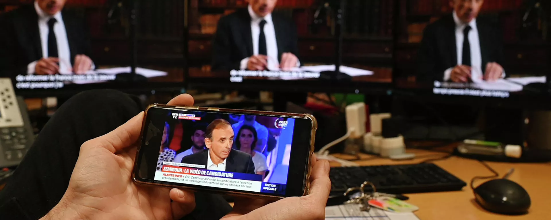 Candidato de extrema direita francês, Eric Zemmour, faz discurso para anunciar sua candidatura às eleições presidenciais de 2022 em um vídeo transmitido nas redes sociais, em 30 de novembro de 2021 em Paris Candidato de extrema direita francês, Eric Zemmour, faz discurso para anunciar sua candidatura às eleições presidenciais de 2022 em um vídeo transmitido nas redes sociais, em 30 de novembro de 2021 em Paris - Sputnik Brasil, 1920, 30.11.2021