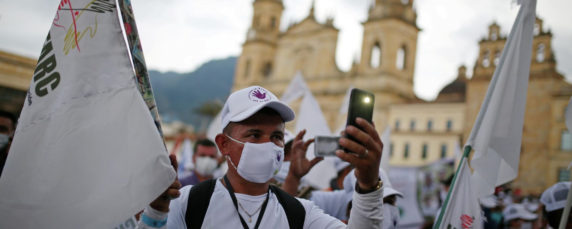 Ex-guerrilheiros das Forças Armadas Revolucionárias da Colômbia (FARC) participam de um protesto denominado Peregrinação pela Vida e pela Paz exigindo garantias de segurança e cumprimento dos acordos de paz assinados com o governo, em Bogotá, Colômbia, 1º de novembro de 2020 - Sputnik Brasil, 1920, 30.11.2021