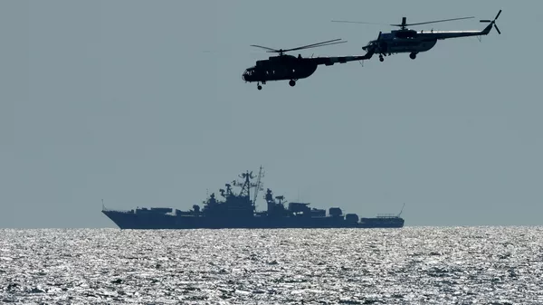 Helicópteros ucranianos sobrevoam navio de guerra russo durante as manobras de exercícios em conjunto à OTAN, no mar Negro, 9 de julho de 2021 Helicópteros ucranianos sobrevoam navio de guerra russo durante as manobras de exercícios em conjunto à OTAN, no mar Negro, 9 de julho de 2021 - Sputnik Brasil