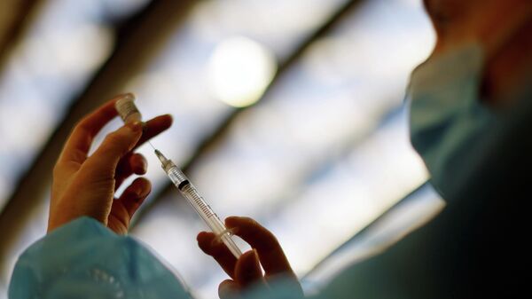 Um profissional de saúde prepara uma dose da vacina da Pfizer em um centro de vacinação contra a COVID-19 em Nice, na França, no dia 1º de dezembro de 2021 - Sputnik Brasil