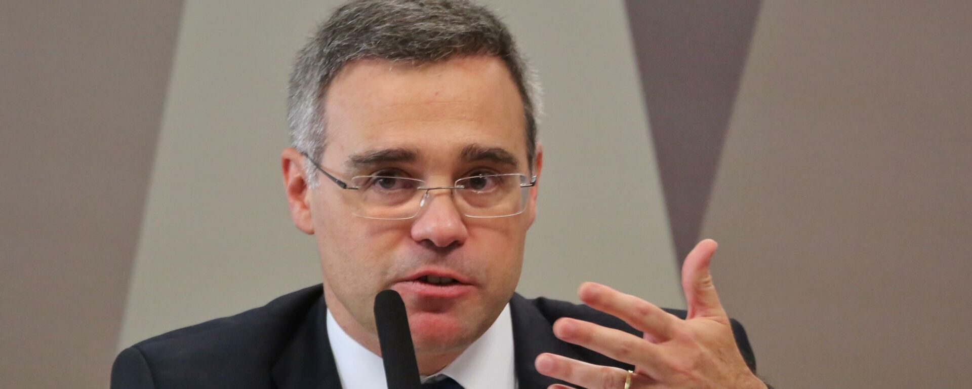 André Mendonça gesticula diante da Comissão de Constituição e Justiça do Senado durante sabatina de sua indicação ao Supremo Tribunal Federal (STF), em 1º de dezembro de 2021. - Sputnik Brasil, 1920, 17.12.2021