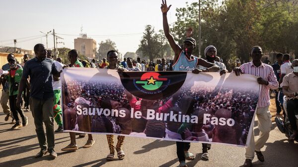 Manifestantes seguram uma faixa que diz 'Salve o Burkina Faso' durante uma manifestação em Ouagadougou em 27 de novembro de 2021 - Sputnik Brasil