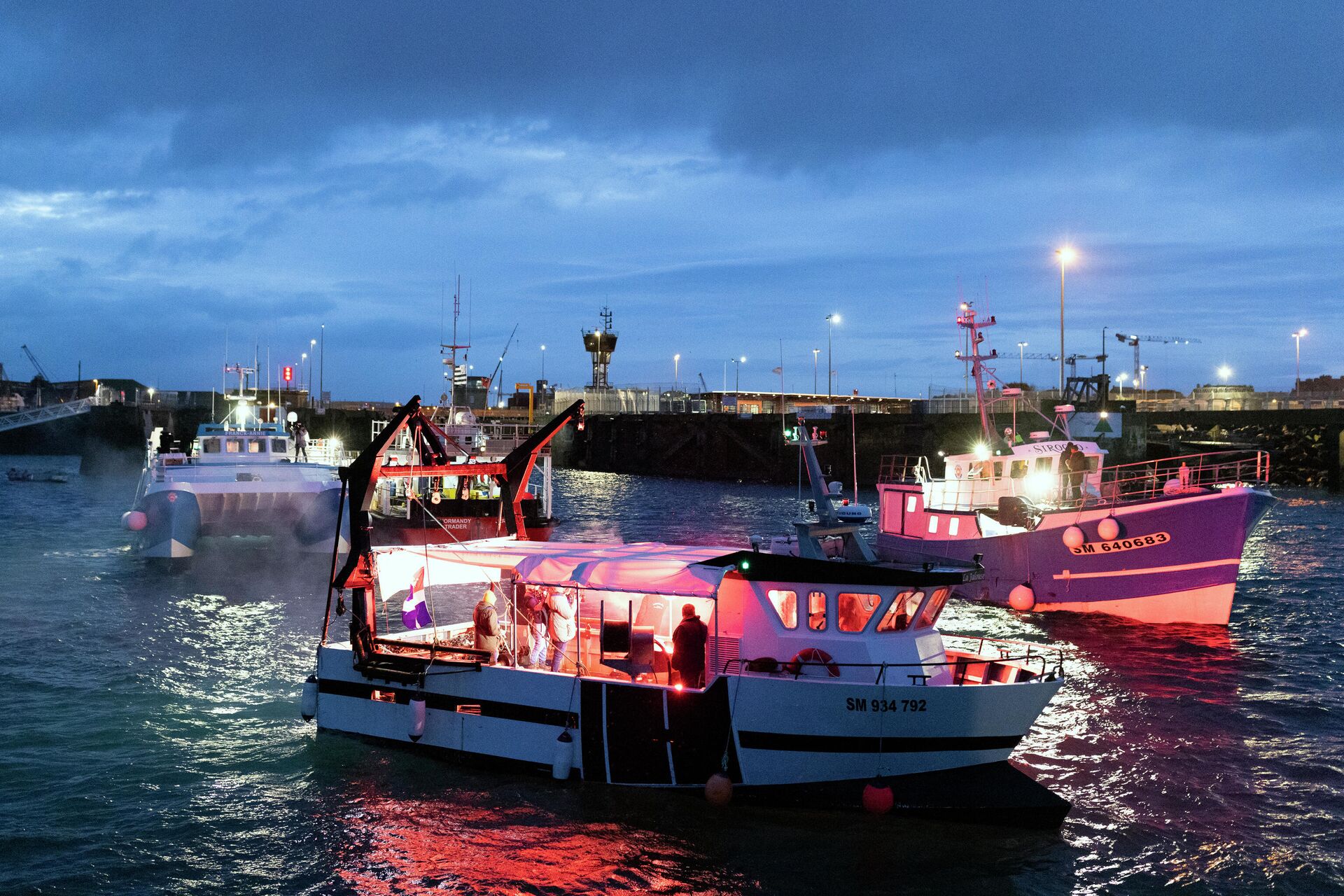 Barcos de pesca franceses bloqueiam a entrada do porto de Saint-Malo, oeste da França, 26 de novembro de 2021 - Sputnik Brasil, 1920, 03.12.2021