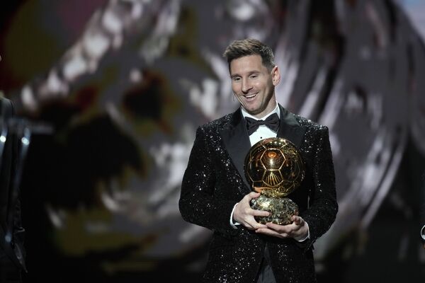 Lionel Messi, jogador do PSG, reage à vitória no Balão de Ouro 2021, 65ª edição da cerimônia do troféu no Teatro de Chatelet, Paris, França, 29 de novembro de 2021 - Sputnik Brasil