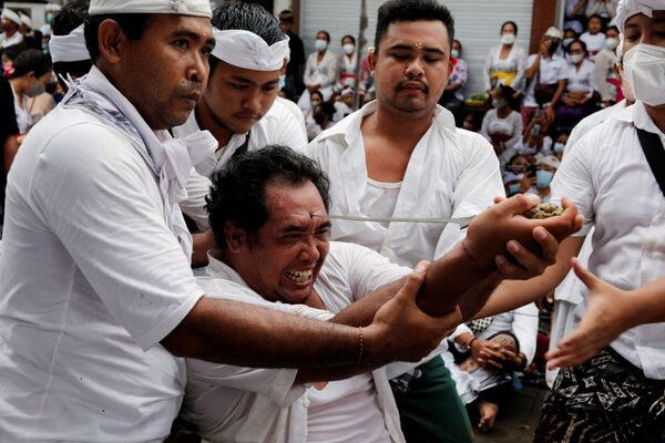 Hindu com adaga tradicional Keris durante ritual sagrado Ngerebong em Bali, Indonésia, 28 de novembro de 2021 - Sputnik Brasil