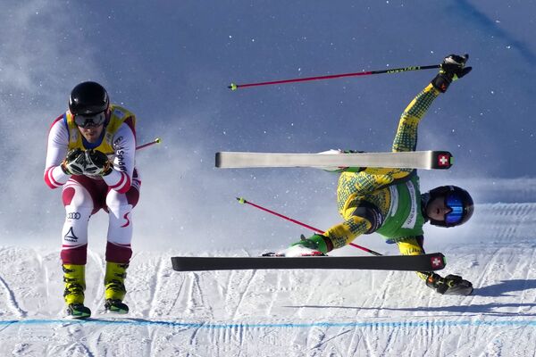 Tobias Mueller, da Alemanha, cai durante competição com Johannes Aujesky, da Áustria, durante final masculina da Copa Mundial de Esqui de Cross-Country, evento teste para os Jogos Olímpicos de Inverno de 2022, Genting Resort, província de Hebei, China, 27 de novembro de 2021 - Sputnik Brasil