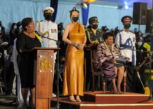 Mia Mottley, primeira-ministra de Barbados (à esquerda), e Sandra Mason, presidente do país (sentada à direita), durante cerimônia de declaração da República de Barbados e da posse da primeira presidente do país, na Praça dos Heróis, Bridgetown, Barbados, 30 de novembro de 2021 - Sputnik Brasil