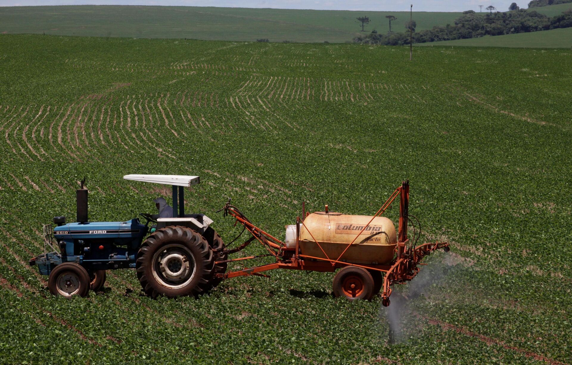 Trator joga fertilizantes em plantação de soja em Campo Mourão, no centro-oeste do Paraná, em 27 de novembro de 2021 - Sputnik Brasil, 1920, 06.09.2023