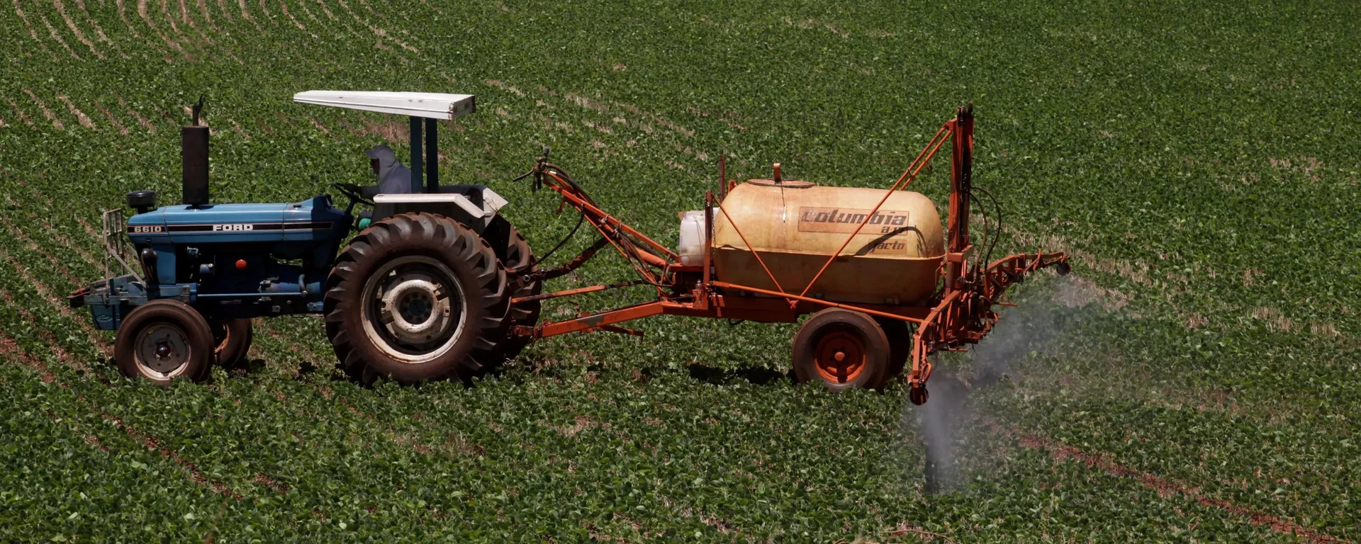 Trator joga fertilizantes em plantação de soja em Campo Mourão, no centro-oeste do Paraná, em 27 de novembro de 2021 - Sputnik Brasil, 1920, 26.06.2024