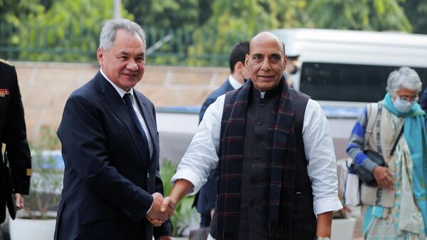 Ministro da Defesa russo Sergei Shoigu e seu homólogo indiano Rajnath Singh se cumprimentam antes de iniciarem a reunião da 21ª Cúpula Anual Índia-Rússia, 6 de dezembro de 2021 - Sputnik Brasil