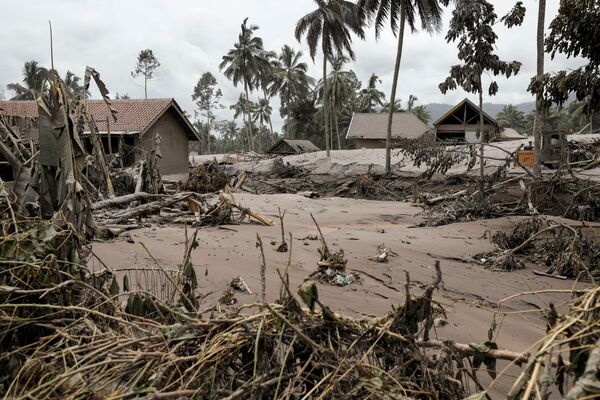 Casas danificadas cobertas por cinza vulcânica na aldeia de Sumber Wuluj, do distrito de Lumajang, Indonésia, 5 de dezembro de 2021, após erupção do vulcão Semeru - Sputnik Brasil