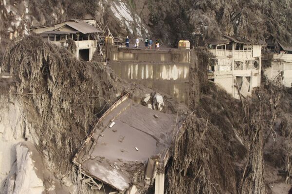 Ponte quebrada por erupção do vulcão Semeru, vista desde a aldeia de Candipuro, distrito de Lumajang, Indonésia, 5 de dezembro de 2021 - Sputnik Brasil