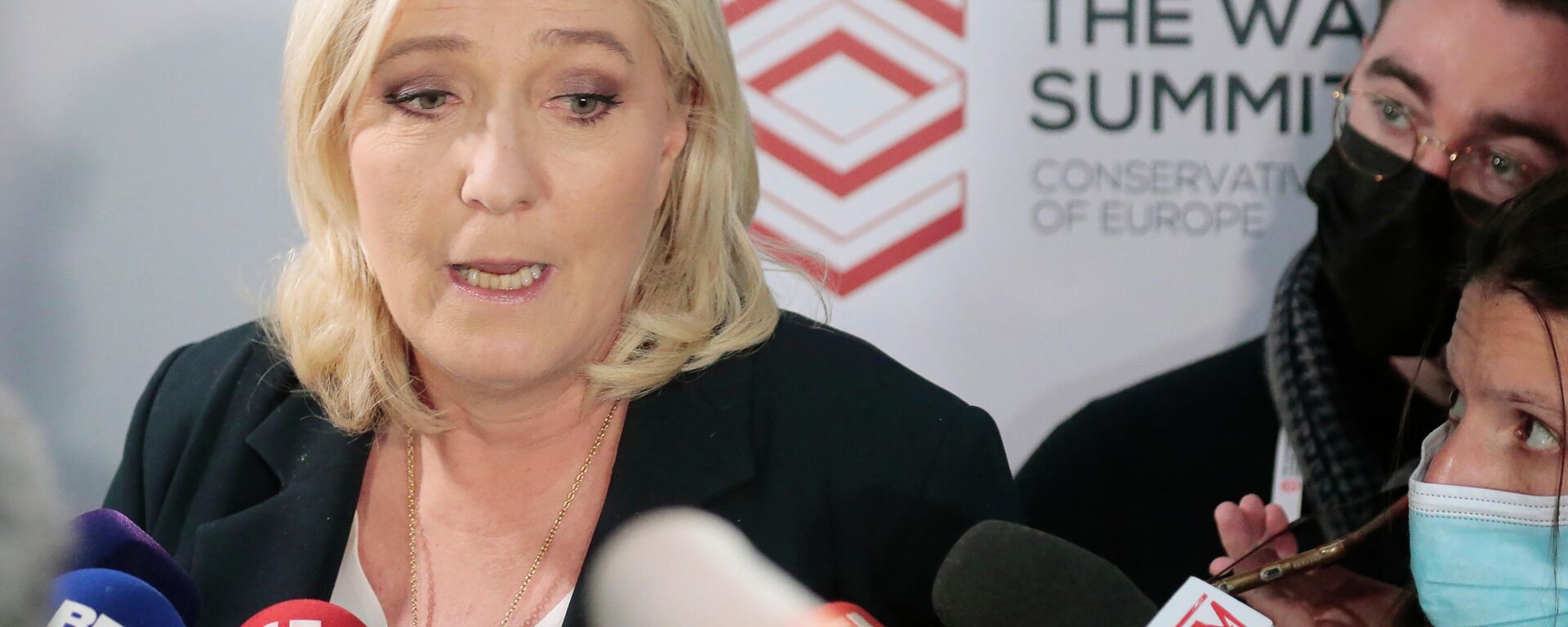 A líder do partido francês de extrema direita, Marine Le Pen, participa de uma coletiva de imprensa com repórteres em Varsóvia, Polônia, sábado, 4 de dezembro - Sputnik Brasil, 1920, 25.08.2022