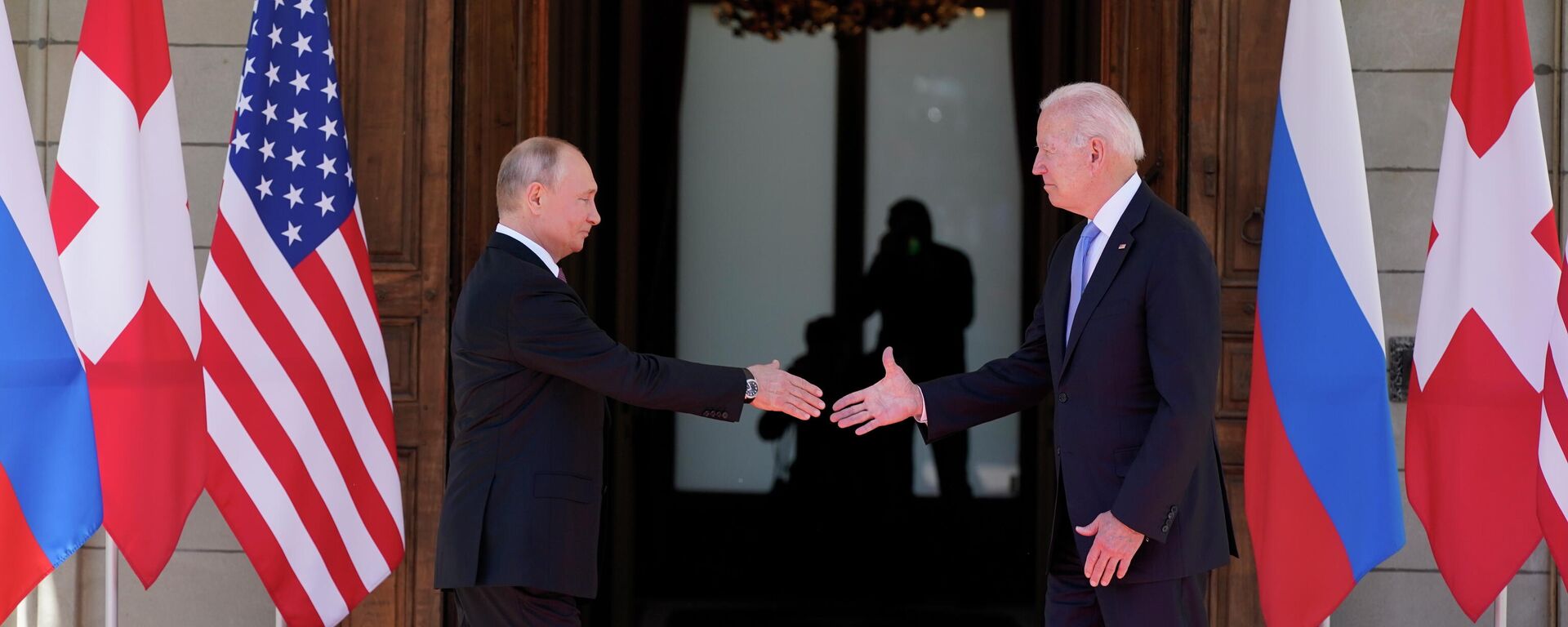 Presidente dos EUA, Joe Biden, e presidente da Rússia, Vladimir Putin, chegam para a cúpula em Genebra, Suíça, 16 de junho de 2021 - Sputnik Brasil, 1920, 05.09.2022