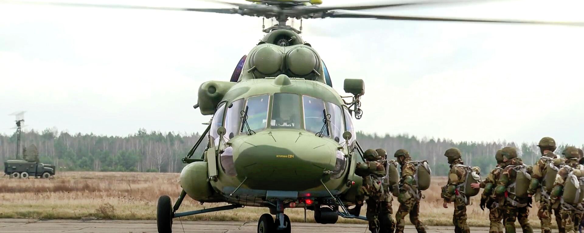 Paraquedistas da Rússia e Belarus entram em helicóptero militar perto da fronteira com a Polônia, foto publicada em 12 de novembro de 2021 - Sputnik Brasil, 1920, 28.09.2023