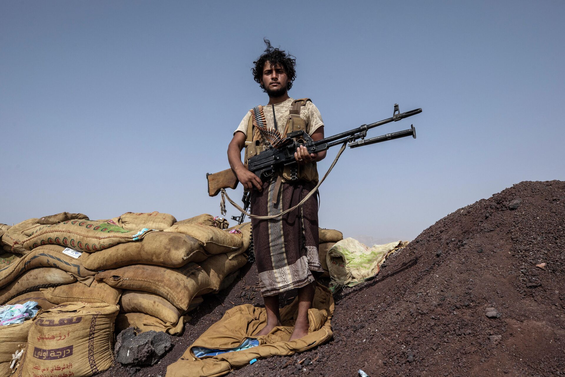 O lutador iemenita Hassan Saleh apoiado pela coalizão liderada pelos sauditas após confrontos com rebeldes houthis na linha de frente de Kassara perto de Marib, Iêmen, 20 de junho de 2021 - Sputnik Brasil, 1920, 18.01.2022