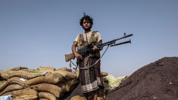 O lutador iemenita Hassan Saleh apoiado pela coalizão liderada pelos sauditas após confrontos com rebeldes houthis na linha de frente de Kassara perto de Marib, Iêmen, 20 de junho de 2021 - Sputnik Brasil