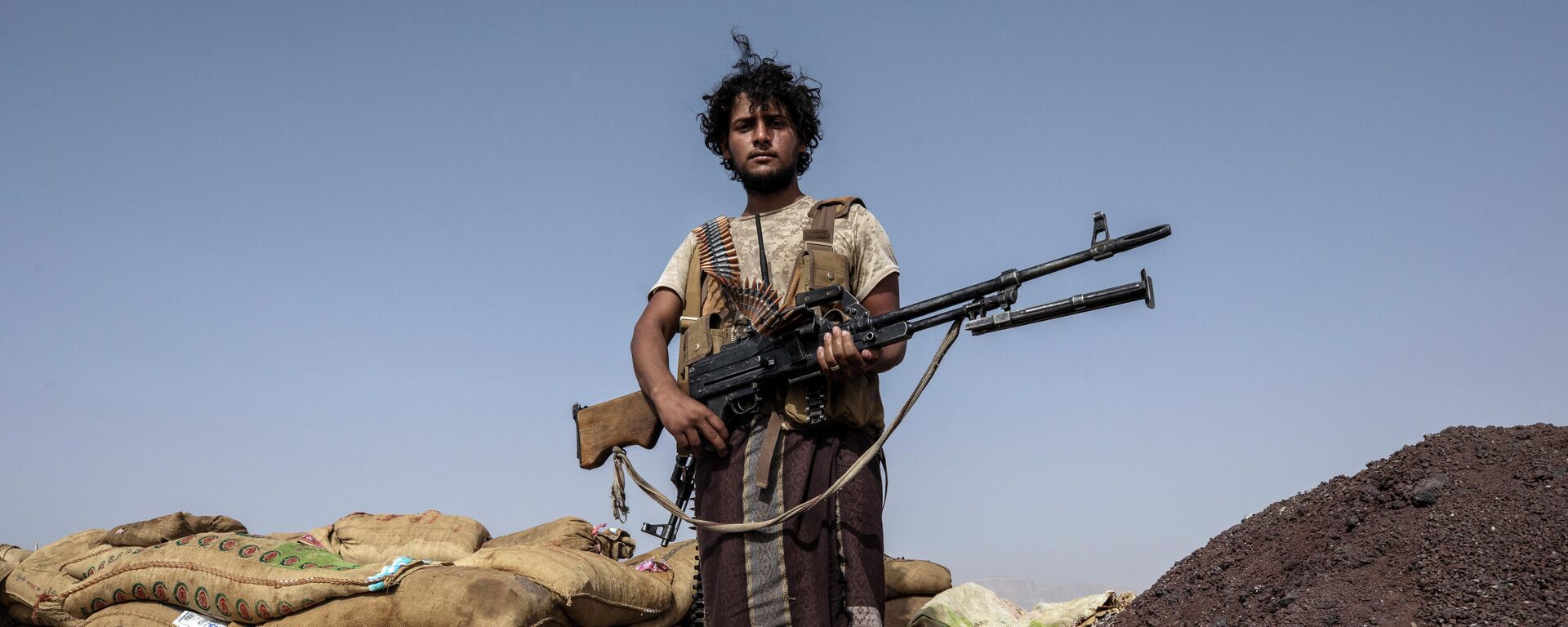 O lutador iemenita Hassan Saleh apoiado pela coalizão liderada pelos sauditas após confrontos com rebeldes houthis na linha de frente de Kassara perto de Marib, Iêmen, 20 de junho de 2021 - Sputnik Brasil, 1920, 14.03.2022