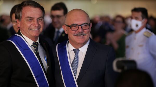 Em Brasília, o presidente Jair Bolsonaro (à esquerda) posa ao lado do ministro da Educação, Milton Ribeiro, durante cerimônia em 22 de outubro de 2020. - Sputnik Brasil