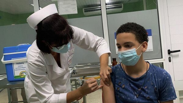 Menino cubano de 13 anos recebe a vacina cubana Soberana Plus, contra a COVID-19, em 24 de agosto de 2021, no Hospital Pediátrico Juan Manuel Márquez, em Havana, durante os testes do imunizante em crianças e adolescentes - Sputnik Brasil