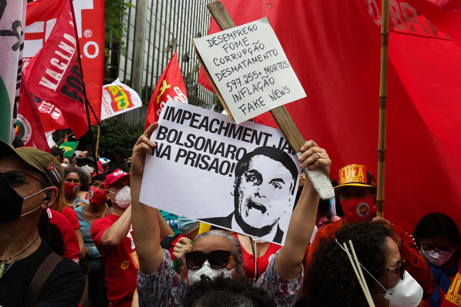 Manifestantes foram às ruas neste sábado (2) em protestos pelo impeachment do presidente Jair Bolsonaro. Na foto, manifestação na Avenida Paulista, 2 de outubro de 2021 - Sputnik Brasil, 1920, 08.12.2021