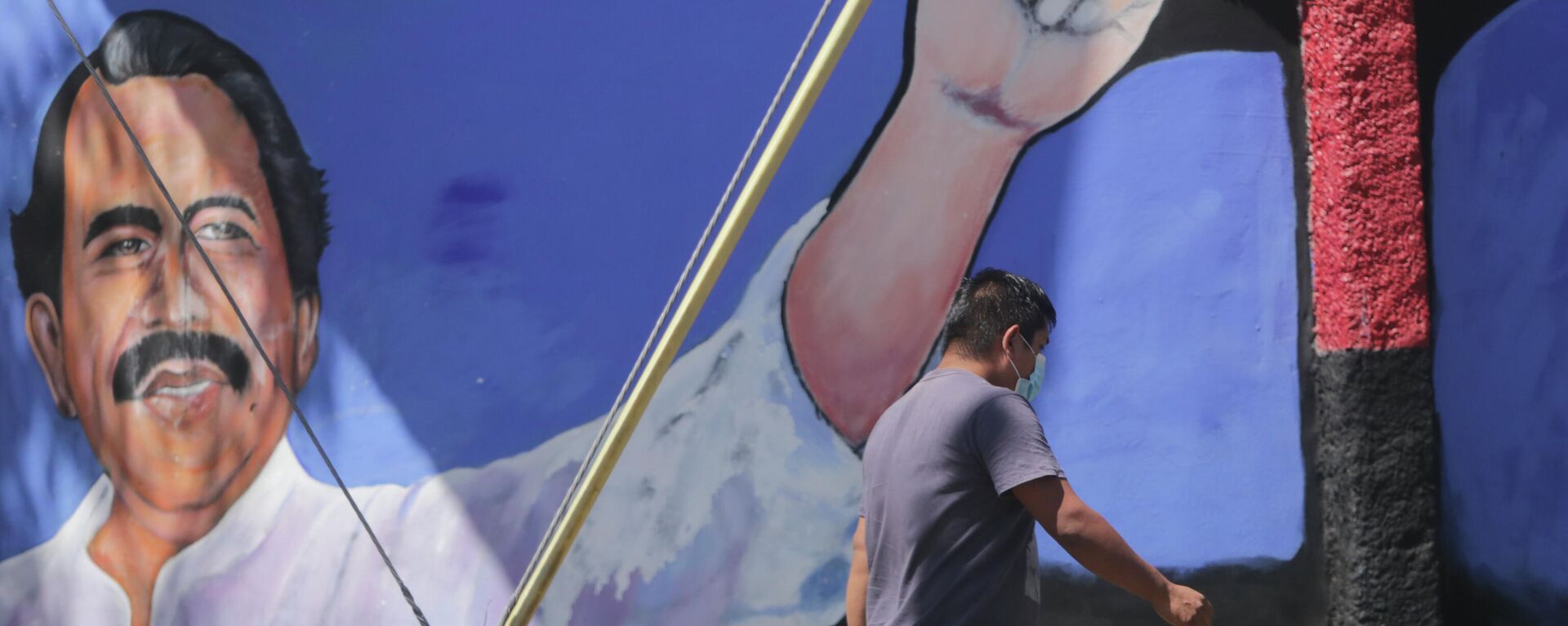 Um homem passa por um mural do presidente da Nicarágua, Daniel Ortega, durante as eleições gerais em Manágua, no dia 7 de novembro de 2021 - Sputnik Brasil, 1920, 20.11.2023