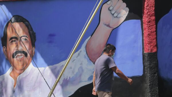 Um homem passa por um mural do presidente da Nicarágua, Daniel Ortega, durante as eleições gerais em Manágua, no dia 7 de novembro de 2021 - Sputnik Brasil