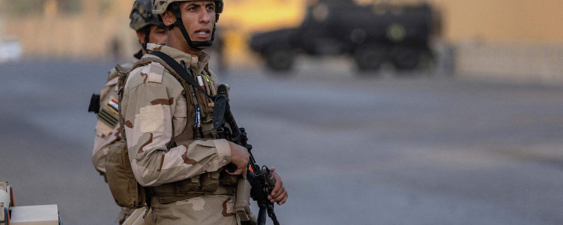 Soldados do Exército iraquiano montam guarda em uma estrada entre a Embaixada dos EUA e a Zona Internacional em 30 de maio de 2021, Bagdá, Iraque - Sputnik Brasil, 1920, 09.12.2021