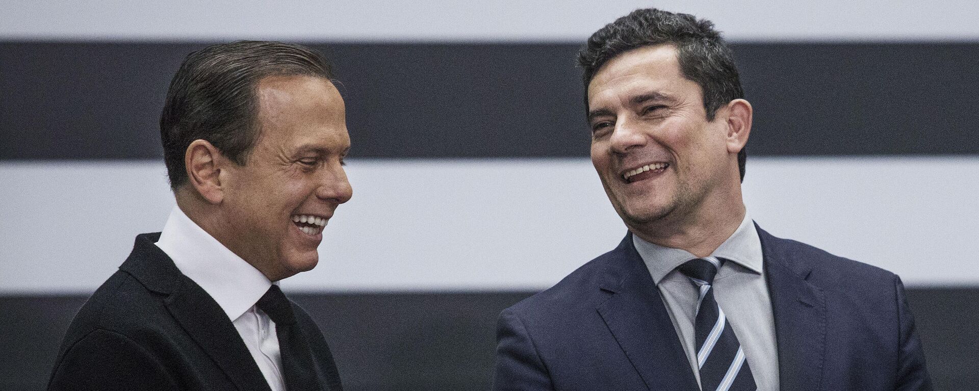 O governador de São Paulo, João Doria, entrega a medalha Ordem do Ipiranga, no grau Grã-Cruz, ao ministro da Justiça e da Segurança Pública, Sergio Moro, 28 de junho de 2019 - Sputnik Brasil, 1920, 09.12.2021