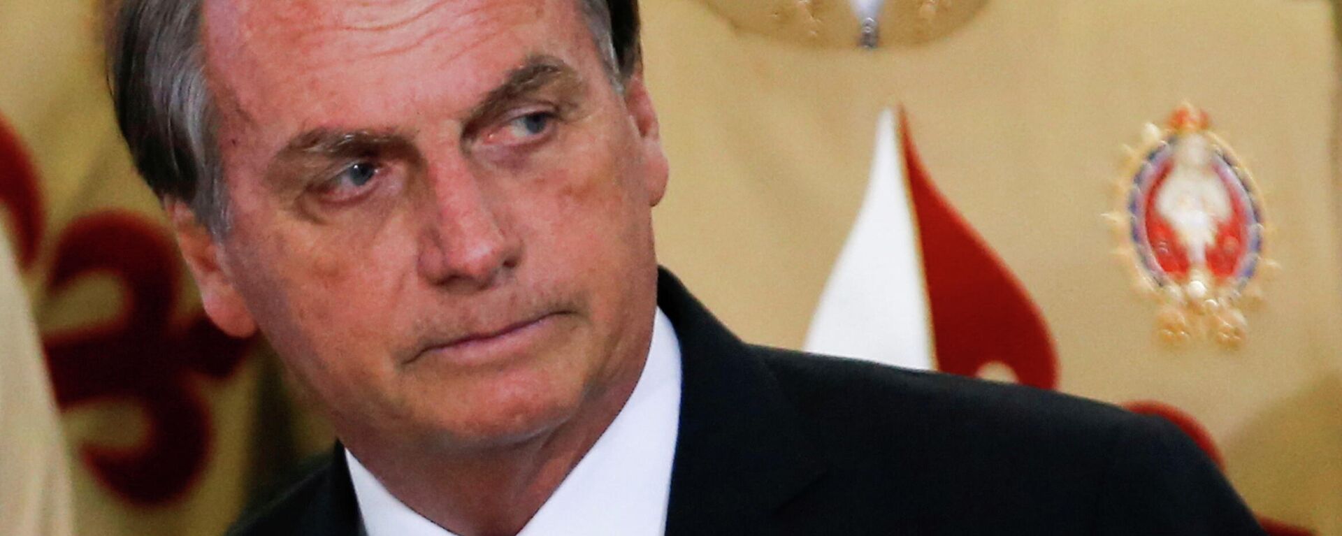 O presidente do Brasil, Jair Bolsonaro, olha ao lado do coro dos Arautos do Evangelho, durante uma cerimônia de Natal no Palácio do Planalto em Brasília, Brasil 9 de dezembro de 2021 - Sputnik Brasil, 1920, 09.12.2021