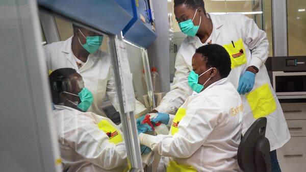 Cientistas se preparam para sequenciar amostras da variante Ômicron do SARS-CoV-2, no Centro de Pesquisa Ndlovu, em Elandsdoorn, na África do Sul, no dia 8 de dezembro de 2021 - Sputnik Brasil