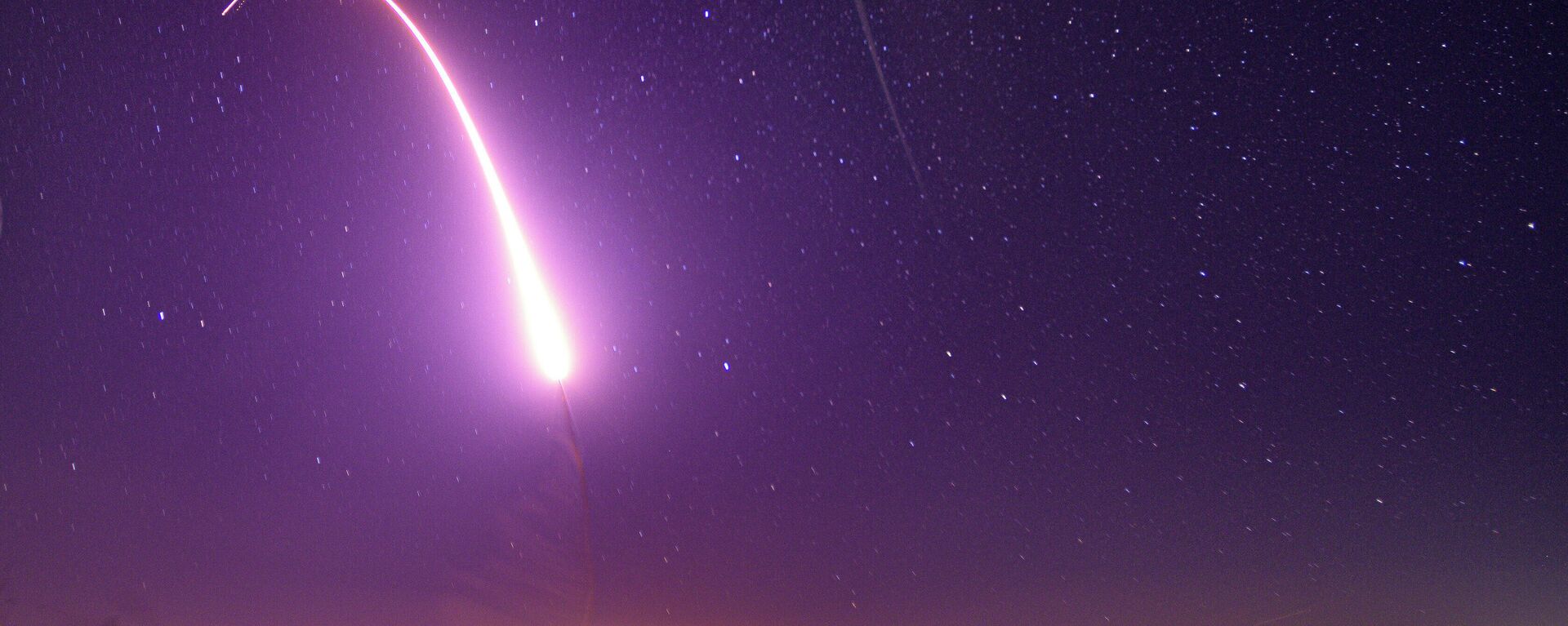 Esta imagem tirada com uma velocidade de obturador lenta e fornecida pela Força Aérea dos EUA mostra um lançamento de teste de míssil balístico intercontinental Minuteman III desarmado no início da terça-feira, 2 de outubro de 2019 - Sputnik Brasil, 1920, 27.10.2022