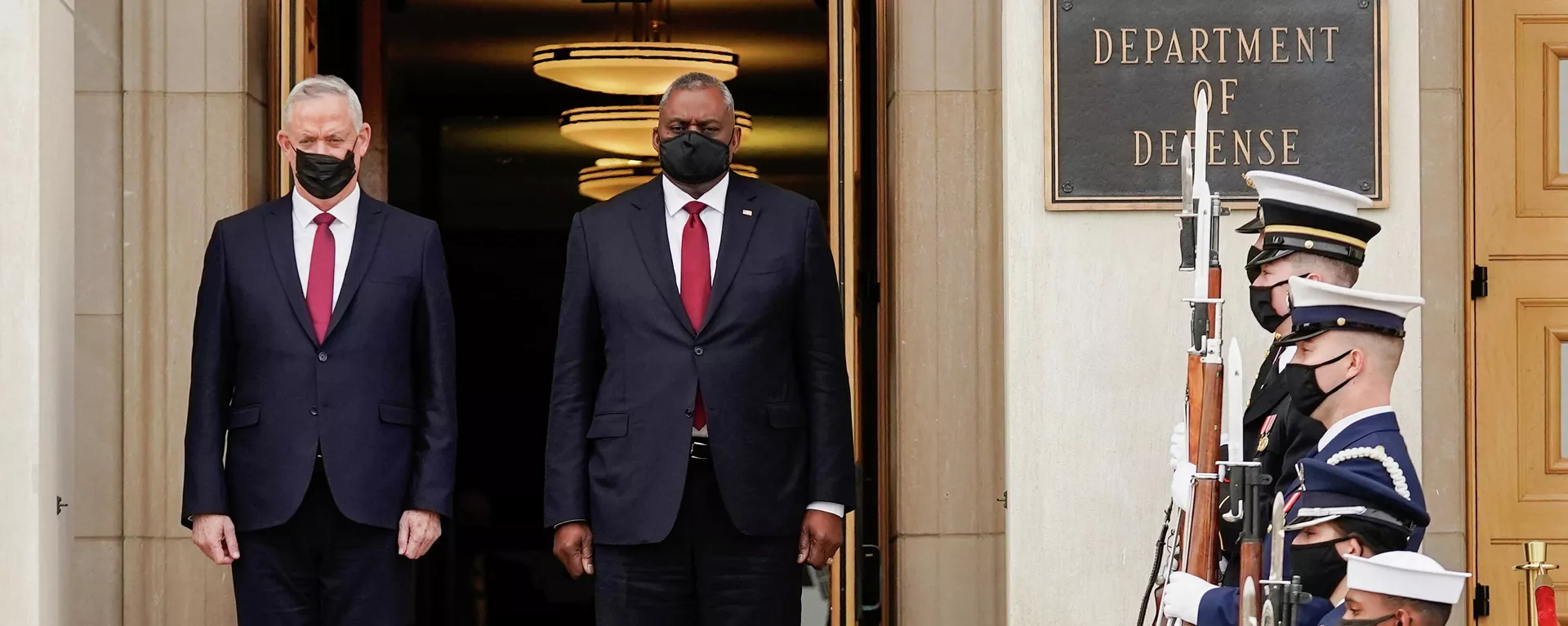 O secretário da Defesa dos EUA, Lloyd Austin, dá as boas-vindas ao Ministro da Defesa de Israel, Benny Gantz, durante uma cerimônia de chegada do cordão de honra reforçada no Pentágono, em Arlington, Virgínia, EUA, 9 de dezembro de 2021 O secretário da Defesa dos EUA, Lloyd Austin, dá as boas-vindas ao Ministro da Defesa de Israel, Benny Gantz, durante uma cerimônia de chegada do cordão de honra reforçada no Pentágono, em Arlington, Virgínia, EUA, 9 de dezembro de 2021 - Sputnik Brasil, 1920, 10.12.2021