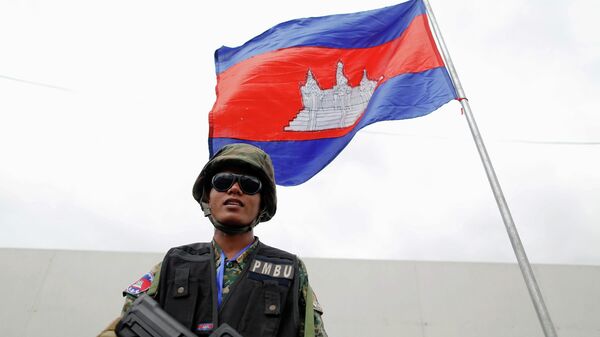 Militar de Camboja em frente a sua bandeira - Sputnik Brasil