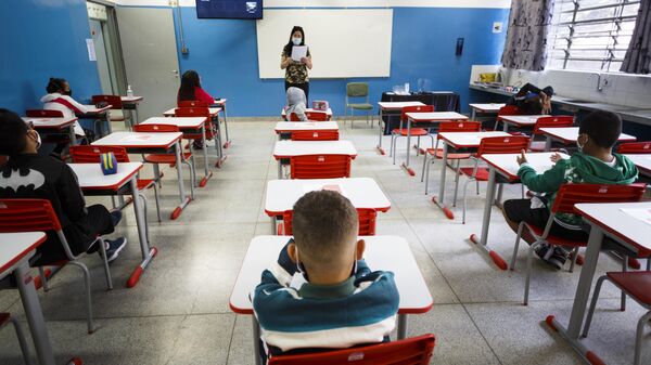 Estudantes no primeiro dia de aula presencial na Escola Estadual Raul Antônio Fragoso, em Pirituba, na Zona Oeste de São Paulo - Sputnik Brasil
