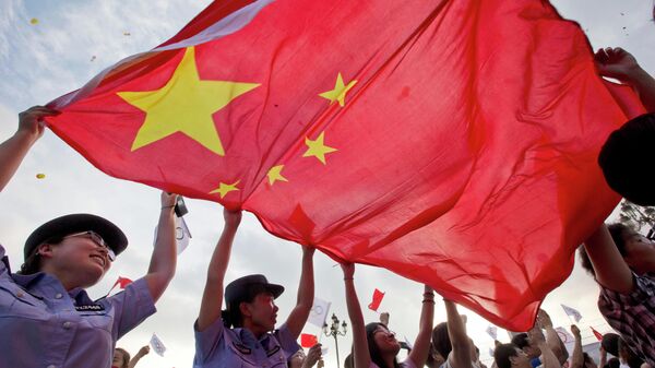 Policiais chinesas agitam uma bandeira nacional chinesa para comemorar enquanto Pequim é anunciada como a cidade-sede dos Jogos Olímpicos de Inverno de 2022 na região da estação de esqui de Chongli, onde esqui nórdico, salto de esqui e outros eventos olímpicos ao ar livre serão realizados na província de Hebei, no norte da China. Sexta-feira, 31 de julho de 2015. Pequim foi selecionada na sexta-feira para sediar os Jogos Olímpicos de Inverno de 2022, tornando-se a primeira cidade a receber os jogos de inverno e verão - Sputnik Brasil