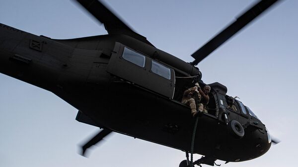 Militares da Força Aérea dos EUA em helicóptero UH-60M Black Hawk durante treino na Base Conjunta McGuire-Dix-Lakehurst, Nova Jersey, EUA, 14 de outubro de 2020 - Sputnik Brasil