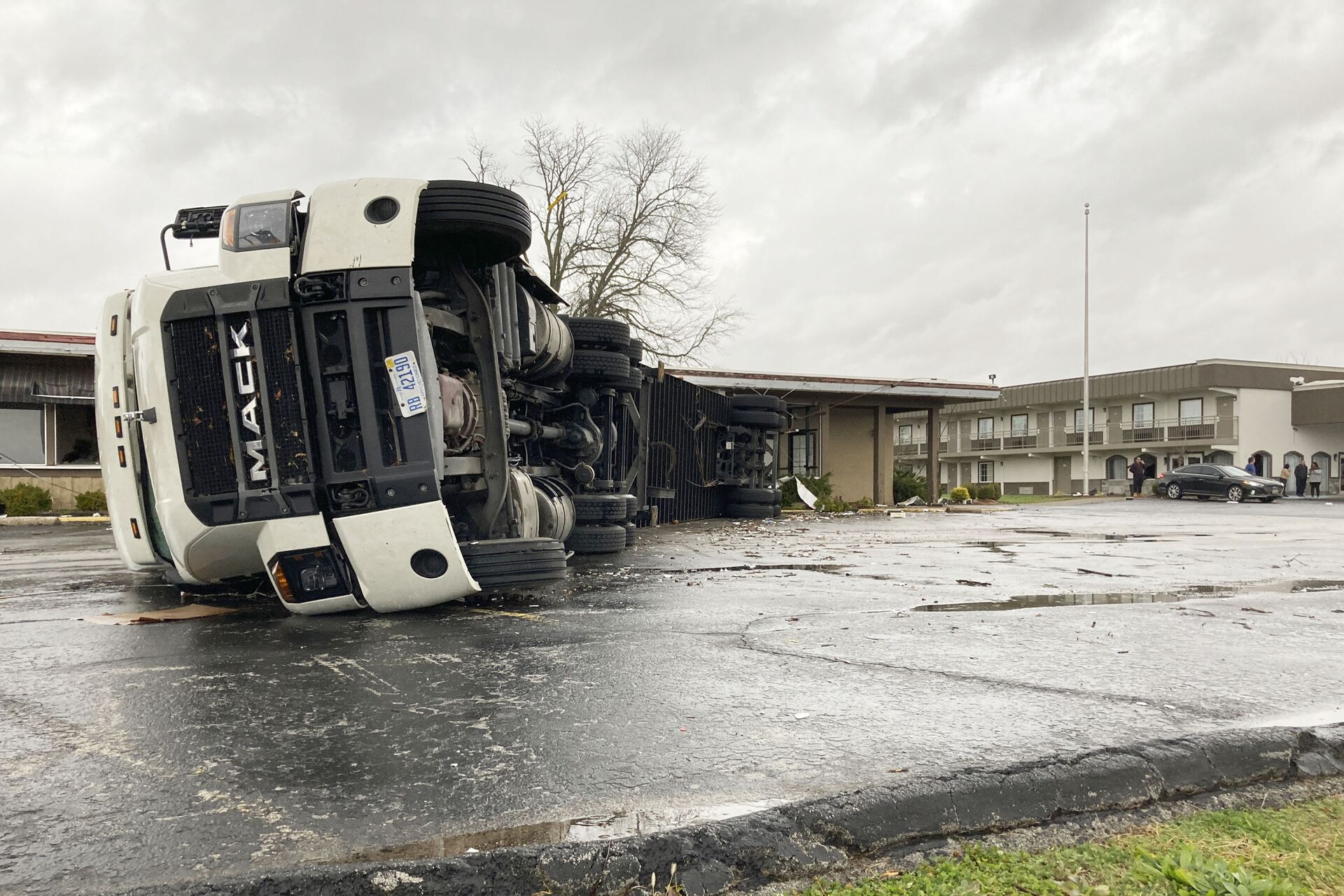 Semirreboque virado ao lado de edifício danificado por um de vários tornados que percorreram estados norte-americanos, Bowling Green, Kentucky, EUA, 11 de dezembro de 2021 - Sputnik Brasil, 1920, 13.12.2021