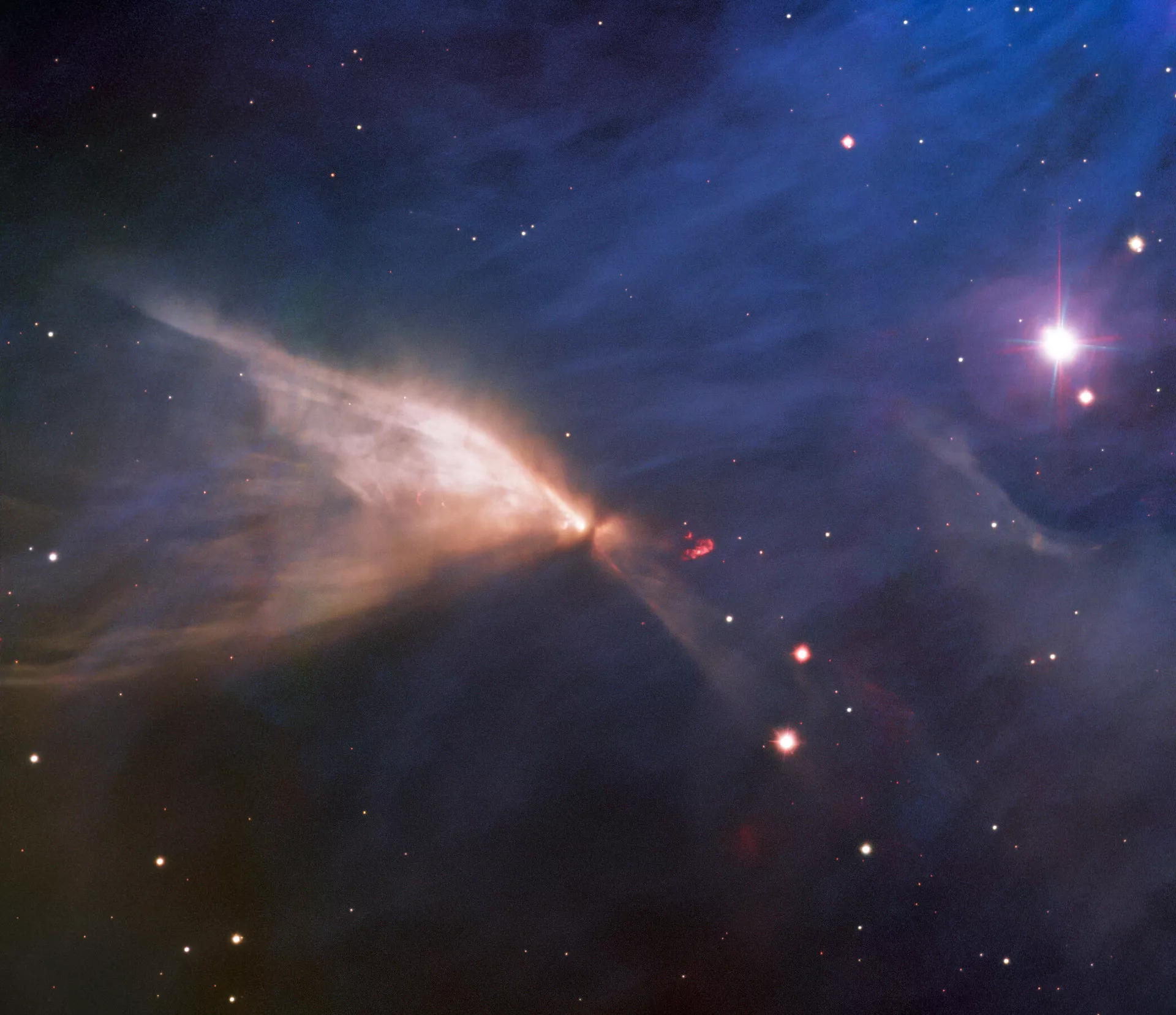 A imagem etérea, parece tão delicada quanto uma asa de borboleta. Trata-se de uma estrutura conhecida como Nebulosa Infravermelha Camaleão, que está localizada perto do centro da ainda maior nuvem escura Camaleão I, uma das maiores regiões de formação estelar na nossa Via Láctea A imagem etérea, parece tão delicada quanto uma asa de borboleta. Trata-se de uma estrutura conhecida como Nebulosa Infravermelha Camaleão, que está localizada perto do centro da ainda maior nuvem escura Camaleão I, uma das maiores regiões de formação estelar na nossa Via Láctea - Sputnik Brasil, 1920, 12.12.2021