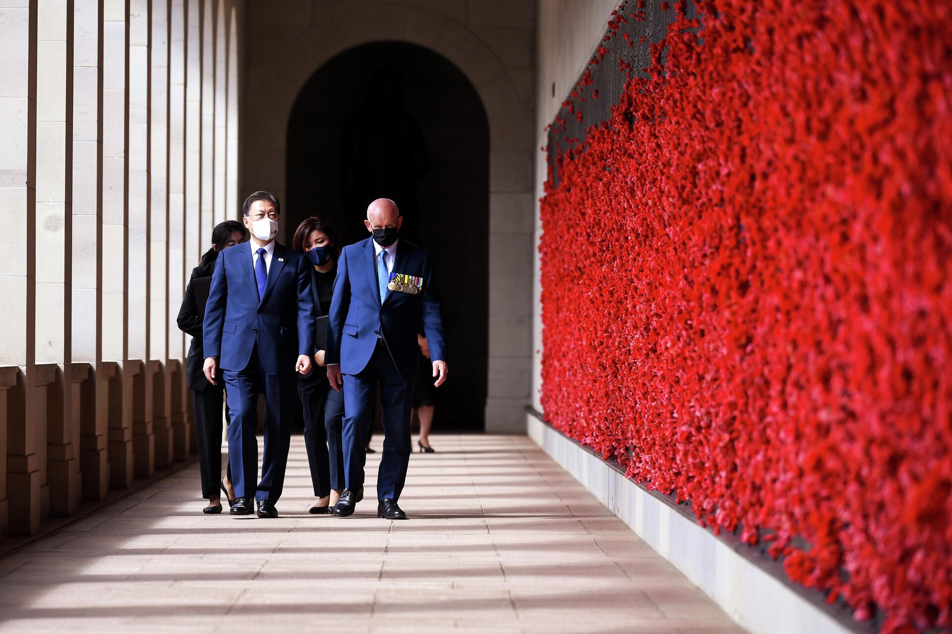 Presidente sul-coreano, Moon Jae-in, à esquerda, visita o Memorial Nacional da Guerra da Coreia em Camberra, Austrália, 13 de dezembro de 2021 - Sputnik Brasil, 1920, 13.12.2021