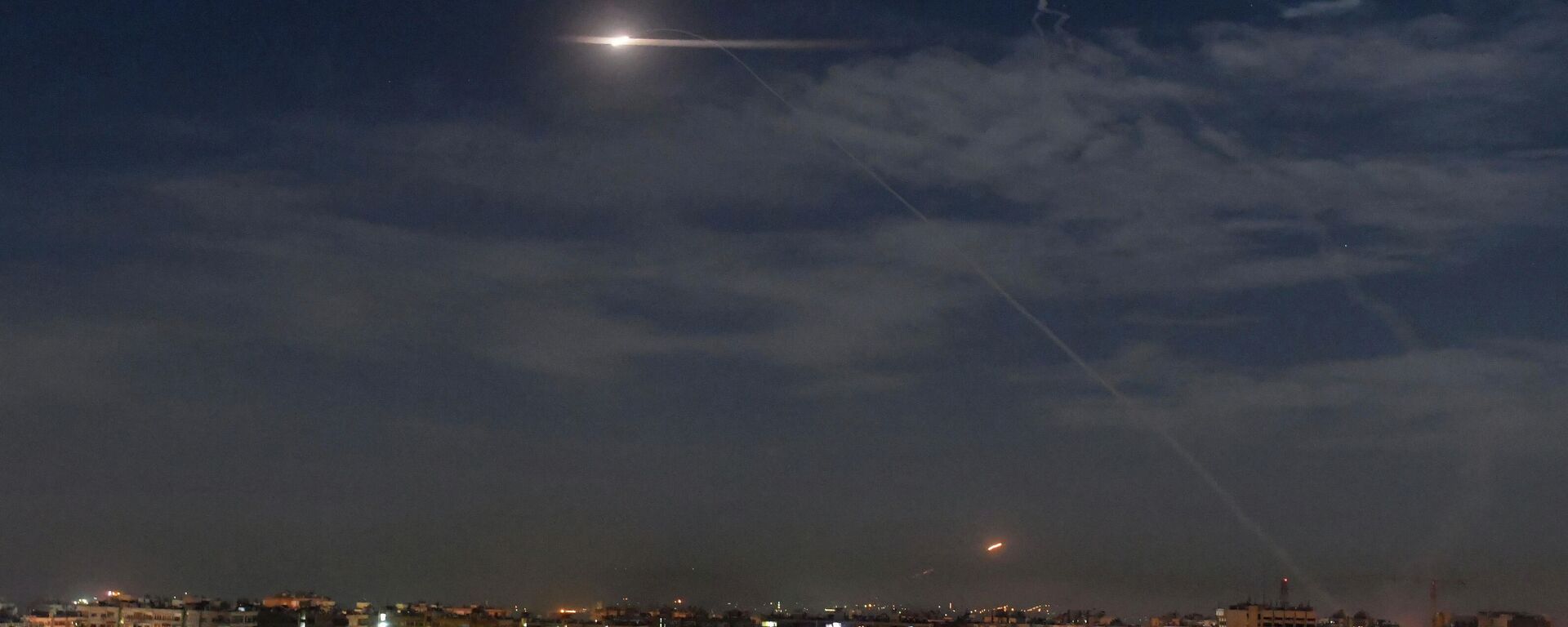 Nesta foto divulgada pela agência de notícias oficial síria SANA, mostra mísseis voando para o céu perto do aeroporto internacional, em Damasco, Síria, segunda-feira, 21 de janeiro de 2019 - Sputnik Brasil, 1920, 18.02.2023