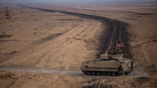Soldados dos EUA conduzem tanque Bradley durante exercício conjunto com as Forças Democráticas da Síria (FDS) em área rural de Deir ez-Zor, na Síria, em 8 de dezembro de 2021 - Sputnik Brasil