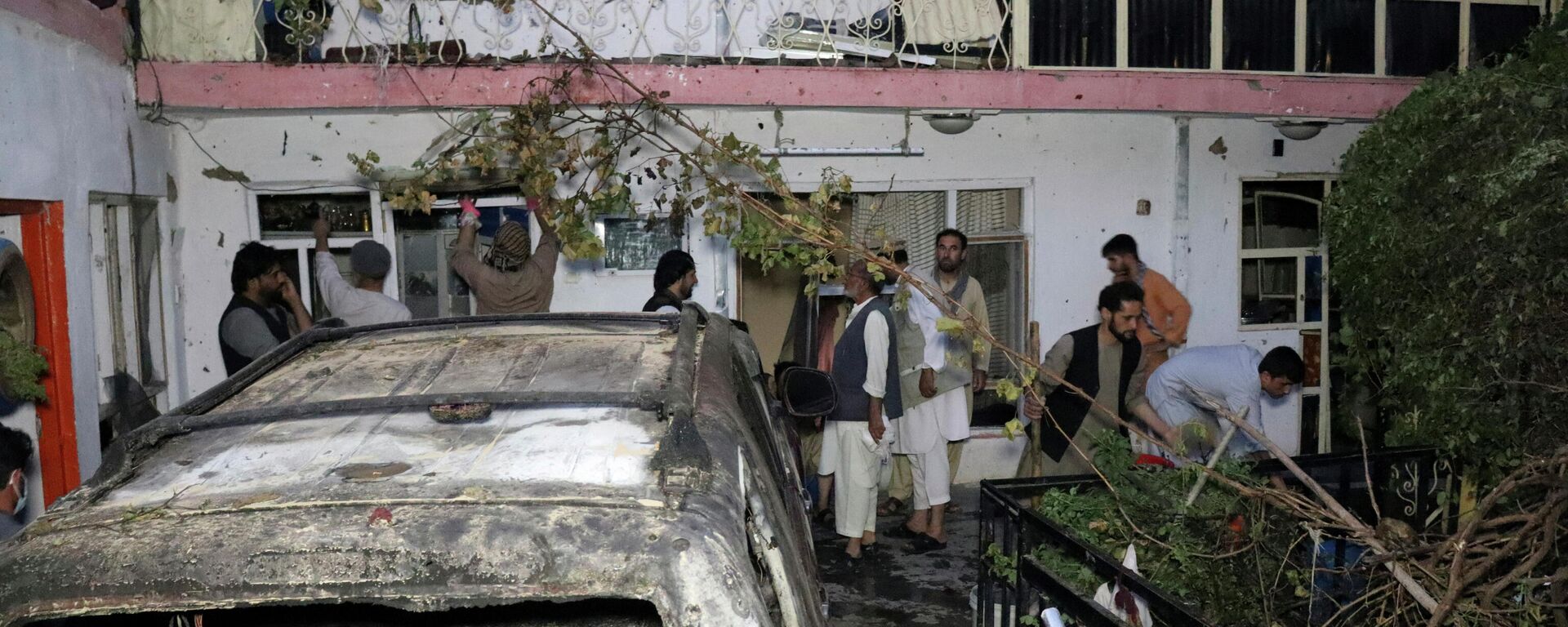 Em Cabul, afegãos inspecionam o dano causado à casa da família Ahmadi após um ataque de um drone dos Estados Unidos, em 29 de agosto de 2021 - Sputnik Brasil, 1920, 13.12.2021