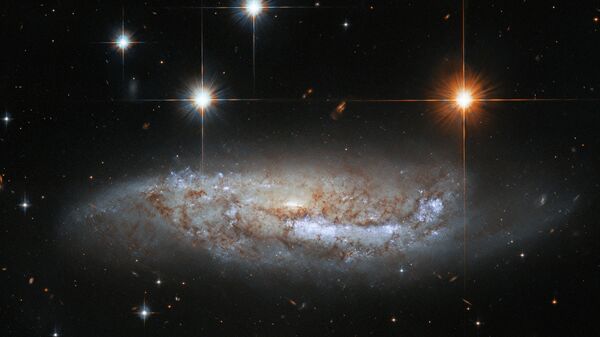 A NGC 3568 é classificada como uma galáxia espiral barrada, e está localizada a aproximadamente 57 milhões de anos-luz de distância Terra, na constelação do Centauro - Sputnik Brasil