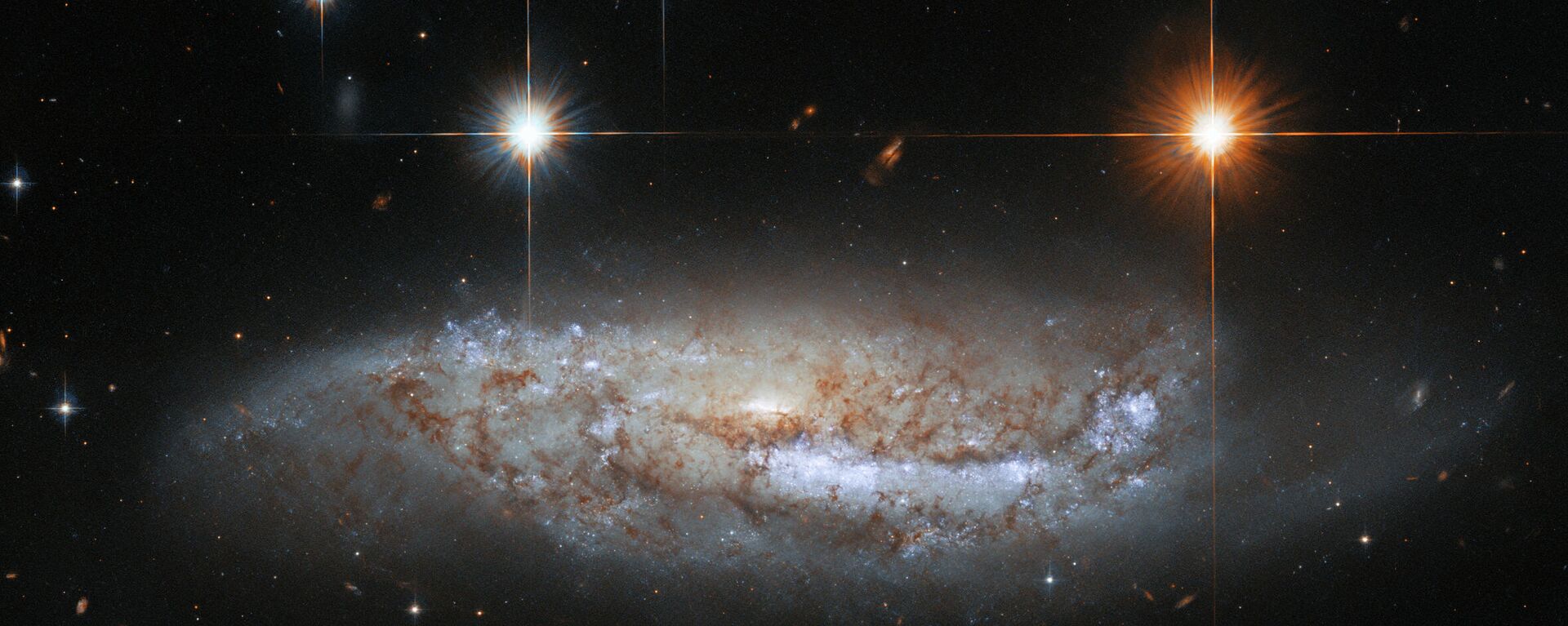 A NGC 3568 é classificada como uma galáxia espiral barrada, e está localizada a aproximadamente 57 milhões de anos-luz de distância Terra, na constelação do Centauro - Sputnik Brasil, 1920, 10.06.2022
