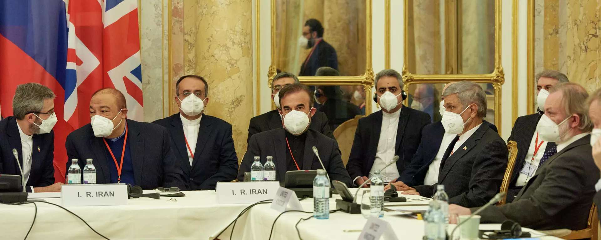 O principal negociador nuclear do Irã, Ali Bagheri Kani, e membros da delegação iraniana aguardam o início de uma reunião da Comissão Conjunta do JCPOA em Viena, Áustria, em 29 de novembro de 2021 - Sputnik Brasil, 1920, 14.12.2021