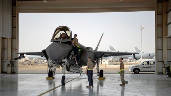 Em foto divulgada pela Força Aérea dos EUA, um piloto de caça F-35 e tripulação se preparam para uma missão na Base Aérea Al-Dhafra, nos Emirados Árabes Unidos, 5 de agosto de 2019 - Sputnik Brasil